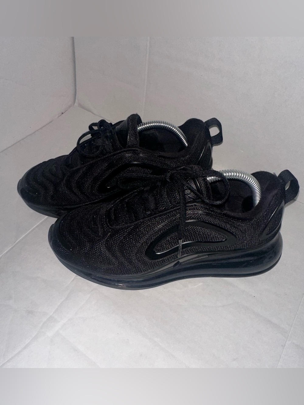 Nike Air Max 720  Shoes size 4Y AQ3196-006 Triple Black Anthracite